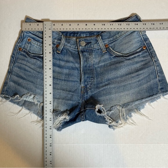 Levi’s Women’s Jean Shorts 501 Cut Off Denim Size 28 Waist Frayed Hem Shortie - Picture 9 of 14